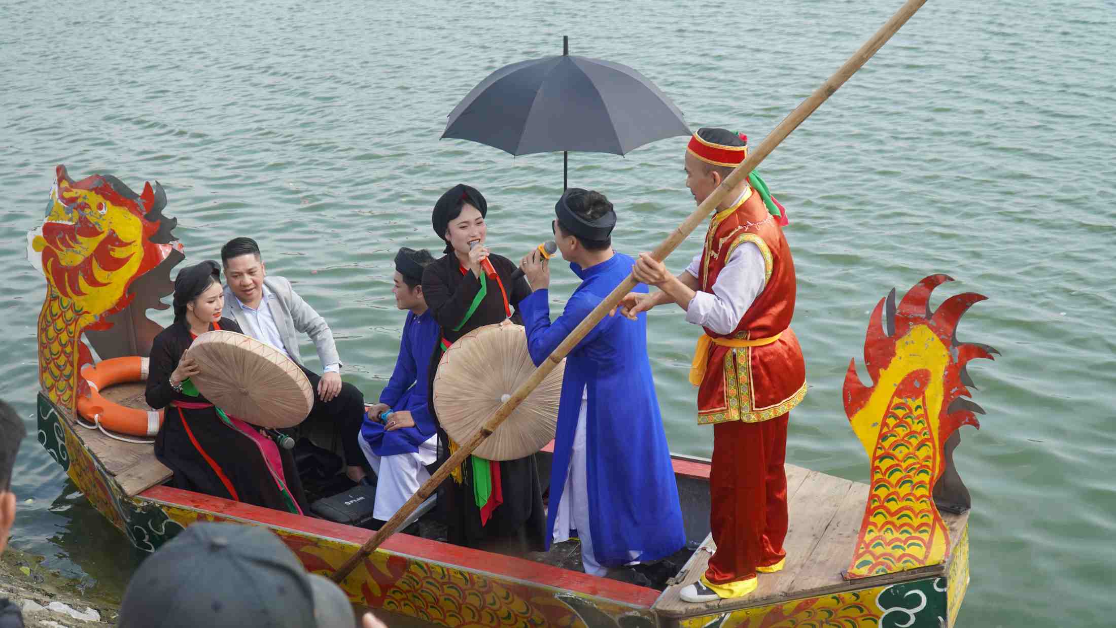 Những liền anh, liền chị say sưa cất câu quan họ trên thuyền, để làn điệu Dân ca Quan họ Bắc Ninh ngân vang. Ảnh: Minh Vũ