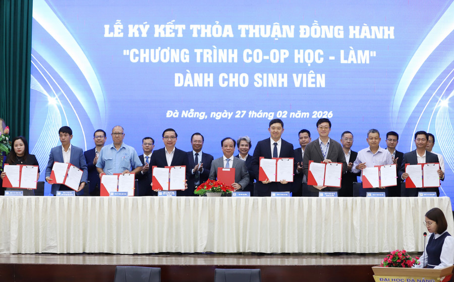Lãnh đạo Đại học Đà Nẵng ký kết hợp tác Chương trình Co-op Học - làm dành cho sinh viên với các doanh nghiệp.