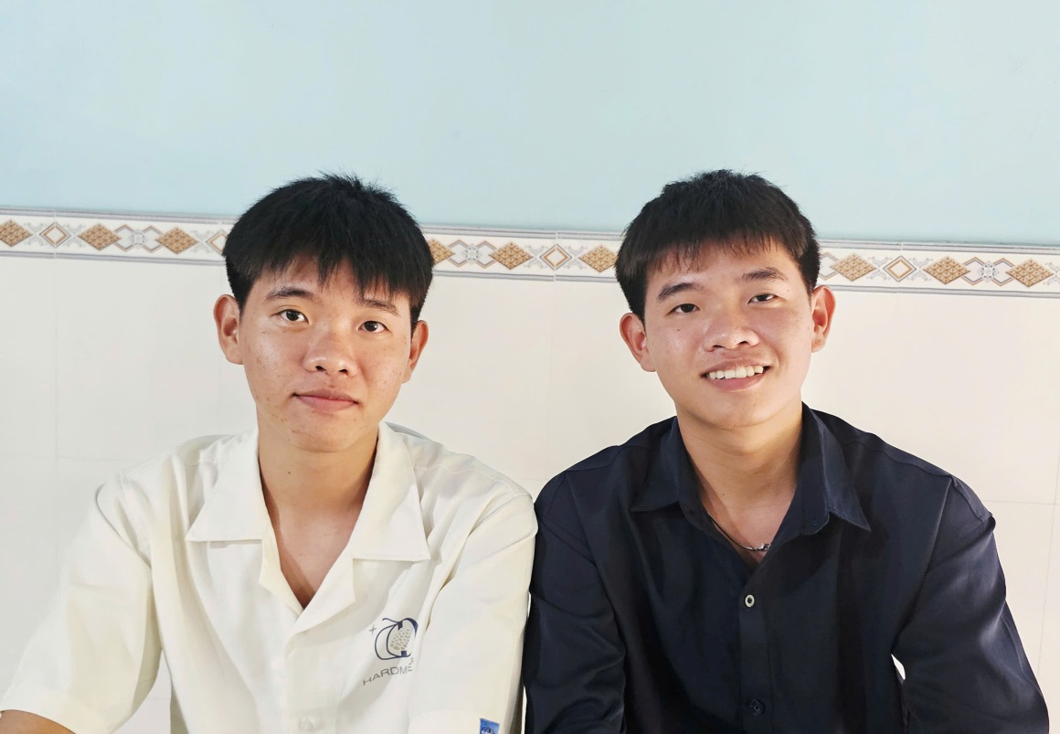 Anh em song sinh Châu Hoàng Nhân và Châu Hoàng Nghĩa cùng viết đơn tình nguyện thực hiện nghĩa vụ CAND năm 2026. Ảnh: Xuân Lương