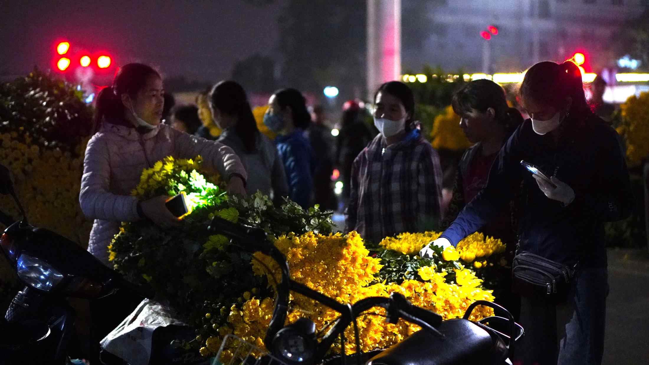 Khách buôn tranh thủ chọn những cành hoa ưng ý để kịp bán lễ Rằm tháng Giêng. Ảnh: Minh Vũ