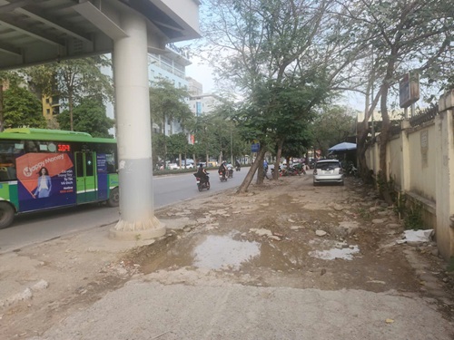 Vỉa hè thành hố sâu do bị phương tiện tàn phá. Ảnh: Minh Hạnh