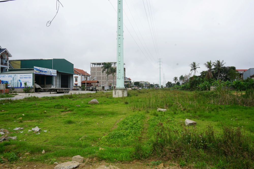 Tuyến đường ven biển (đoạn Hoằng Thanh - Sầm Sơn) vẫn đang “án binh bất động“. Ảnh: Quách Du