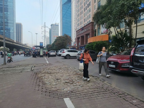 Người đi bộ trên vỉa hè bong tróc không đảm bảo an toàn. Ảnh: Minh Hạnh