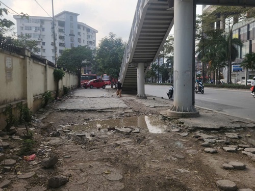 Nhiều tuyến vỉa hè Hà Nội hư hỏng nặng, cần sớm sửa chữa. Ảnh: Minh Hạnh