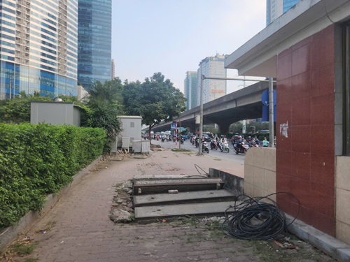 Vỉa hè đường Phạm Hùng đoạn ngã tư Phạm Hùng - Mễ Trì - Dương Đình Nghệ. Ảnh: Minh Hạnh