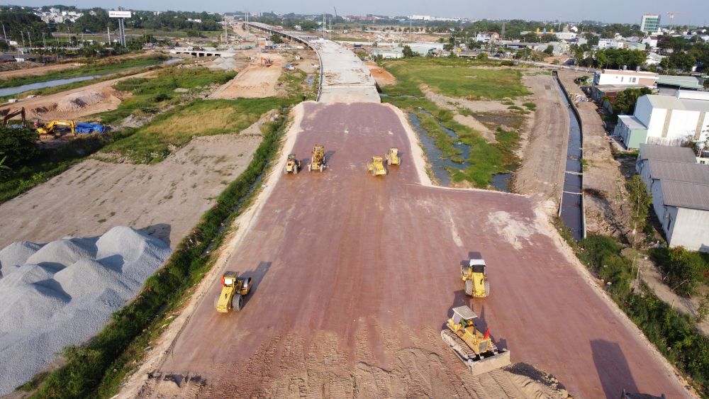 Các đơn vị đang nỗ lực thi công đảm bảo tiến độ đặt ra. Ảnh: Đình Trọng