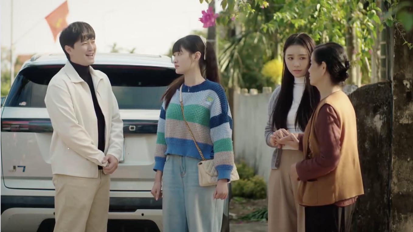 Bà xúc động tiễn 3 chị em lên Hà Nội. Ảnh: VFC.