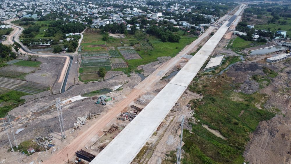 Giai đoạn 1 đường Vành đai 3 TPHCM qua đây được xây dựng 4 làn cao tốc và đường song hành hai bên. Ảnh: Đình Trọng