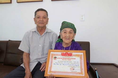 Cụ bà 102 tuổi ở Hà Nội xúc động chờ ngày đi bầu cử