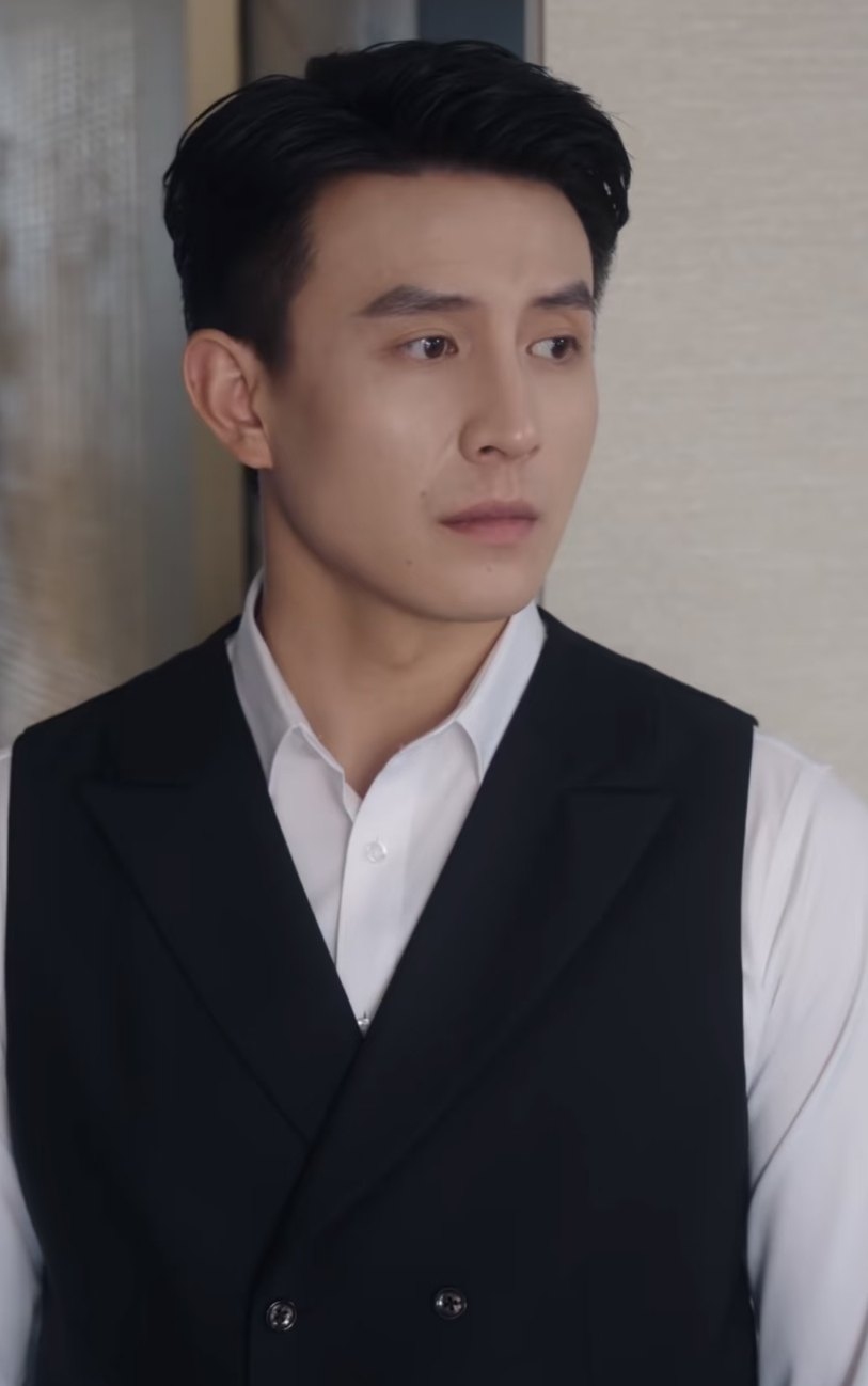 Lưu Tiêu Húc ghi dấu ấn qua nhiều phim ngắn, đặc biệt là “Hoa hồng giữa mùa hạ“. Ảnh: Cắt từ video