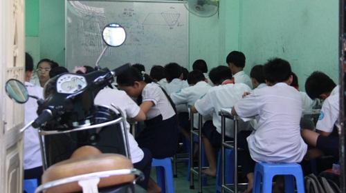Kể từ khi Thông tư 29 về dạy thêm, học thêm có hiệu lực, phụ huynh phải chịu cảnh chi tiền gấp đôi nhưng vẫn chưa yên tâm chất lượng. Ảnh: Trang Hà