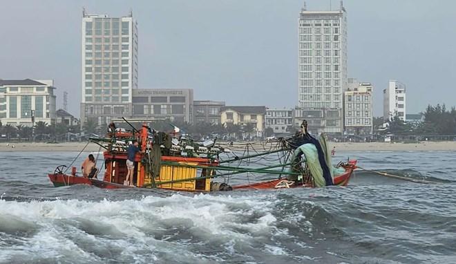 Tàu cá bị lật nghiêng khi vào cửa Nhật Lệ, 5 thuyền viên thoát nạn