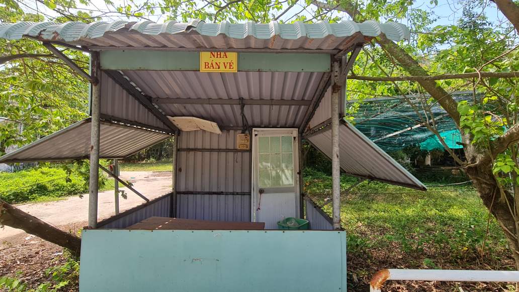 Phòng vé đơn giản, xuống cấp chứng tỏ du khách rất ít. Ảnh: Nhật Hồ.