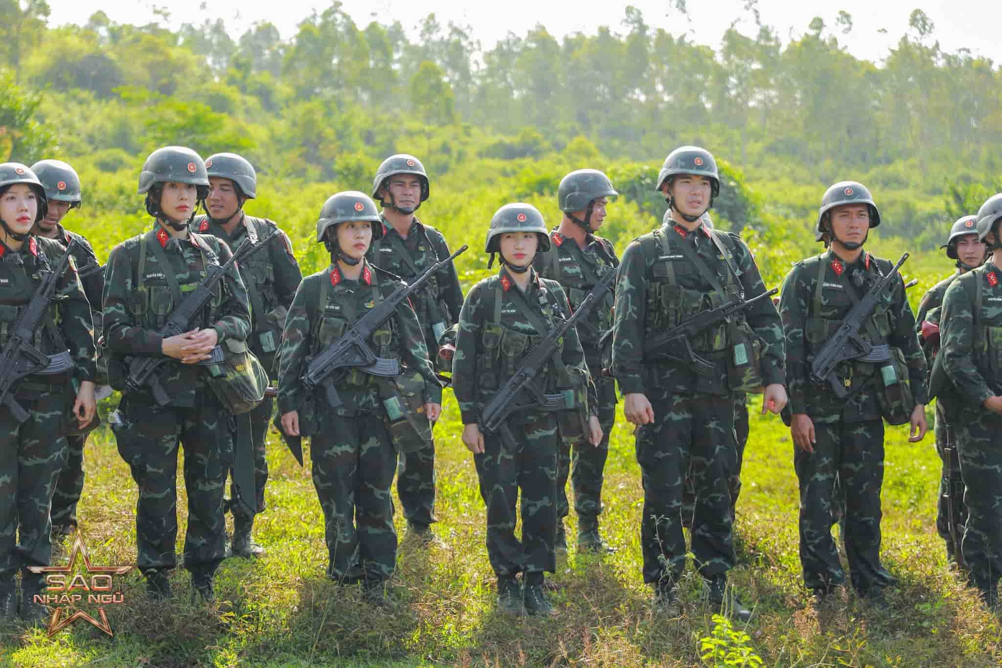 Khoảnh khắc Hòa Minzy đứng gần Đại úy Văn Cương trong chương trình “Sao nhập ngũ“. Ảnh Nhà sản xuất