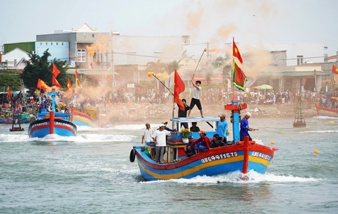 Giá xăng dầu tăng, ngư dân Quảng Ngãi vẫn vượt qua khó khăn để vươn khơi khai thác hải sản. Ảnh: Viên Nguyễn
