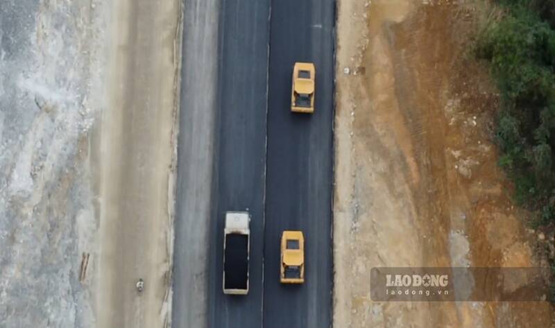 Các phương tiện được huy động để đẩy nhanh tiến độ dự án cao tốc Tuyên Quang - Hà Giang. Ảnh: Việt Bắc