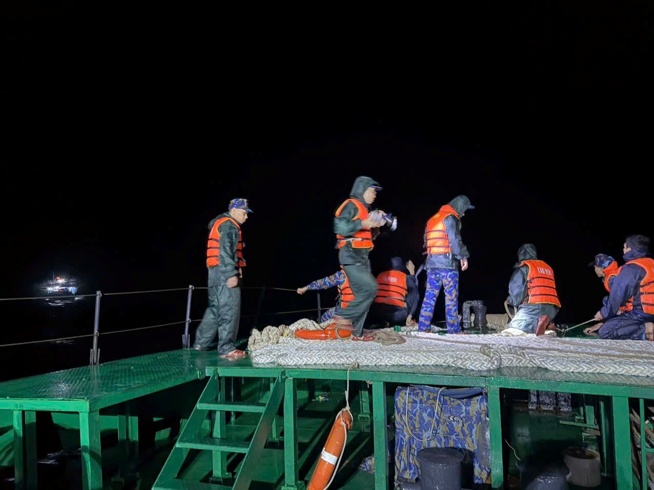 Cán bộ, chiến sĩ tàu Ảnh: Lê Quyền