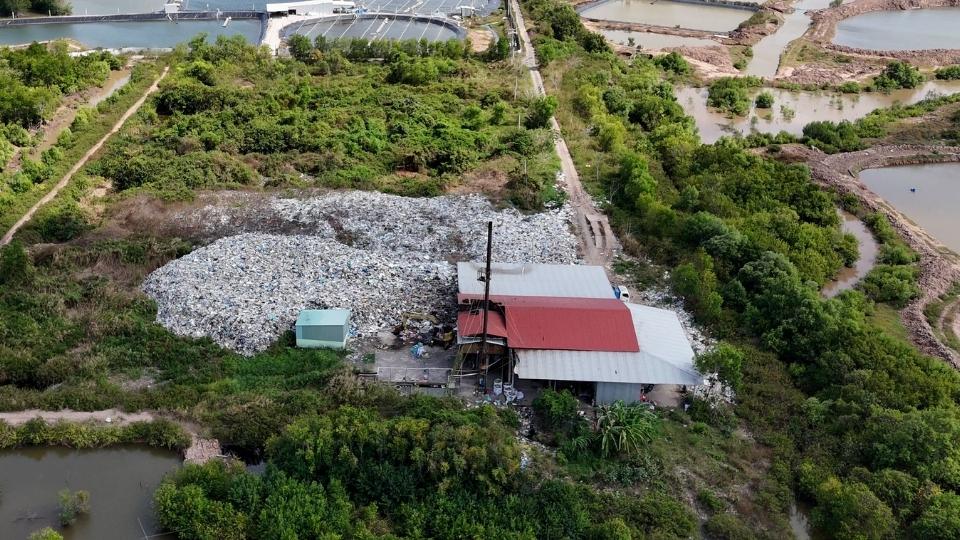 Đường vào lò đốt rác tại xã Đông Hải nhỏ hẹp, xuống cấp, gây khó khăn cho việc vận chuyển và xử lý rác thải. Ảnh: Hoàng Lộc