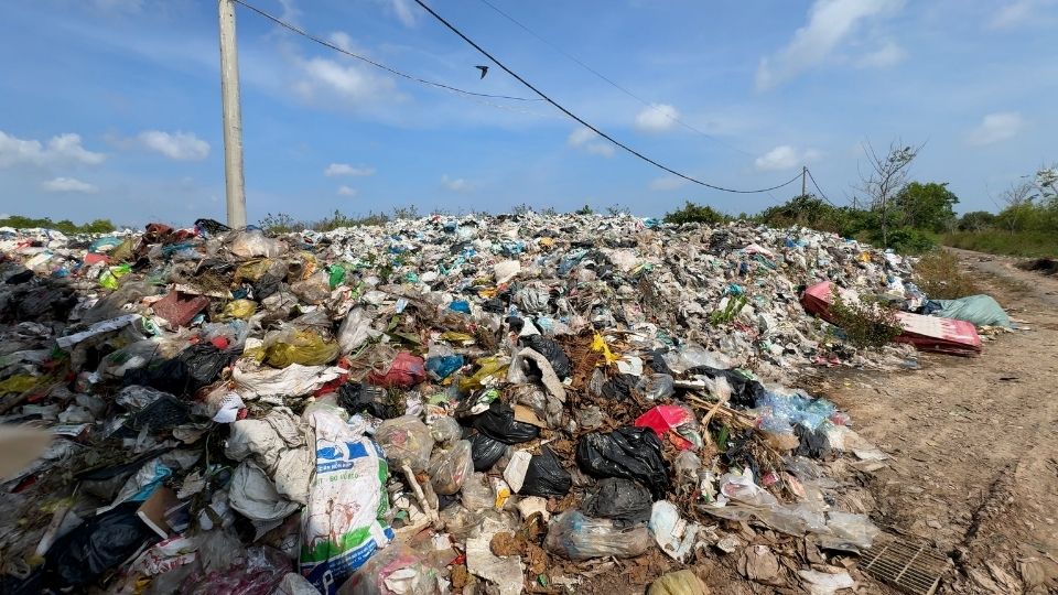 Rác thải sinh hoạt tập kết tại bãi rác Đông Hải ùn ứ nhiều ngày, bốc mùi hôi, ảnh hưởng môi trường. Ảnh: Hoàng Lộc