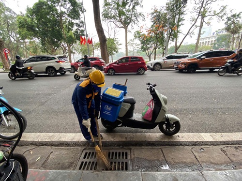 Công nhân môi trường thực hiện duy trì vệ sinh trêm các tuyến phố. Ảnh: Nhi Dung