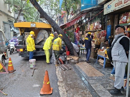 Xả nước thải ra vỉa hè gây mất mỹ quan đô thị, bít tắc cống thoát nước