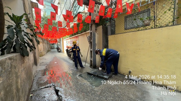 Nước thải sinh hoạt xả tràn vỉa hè, lòng đường, đe dọa hệ thống thoát nước đô thị. Ảnh: Nhi Dung