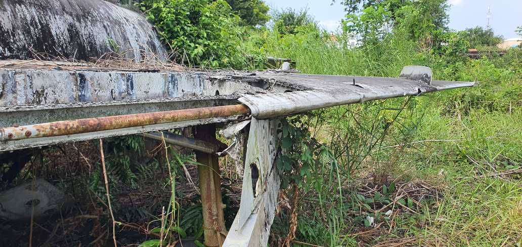 Nhiều phần của chiếc máy bay MiG-21 bị hư hỏng. Ảnh: Nhật Hồ.