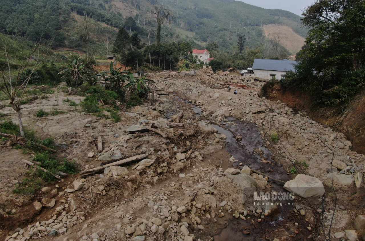 Trận lũ quét ngày 29.9 vẫn còn in đậm tại làng Pèng. Ảnh: Văn Đức