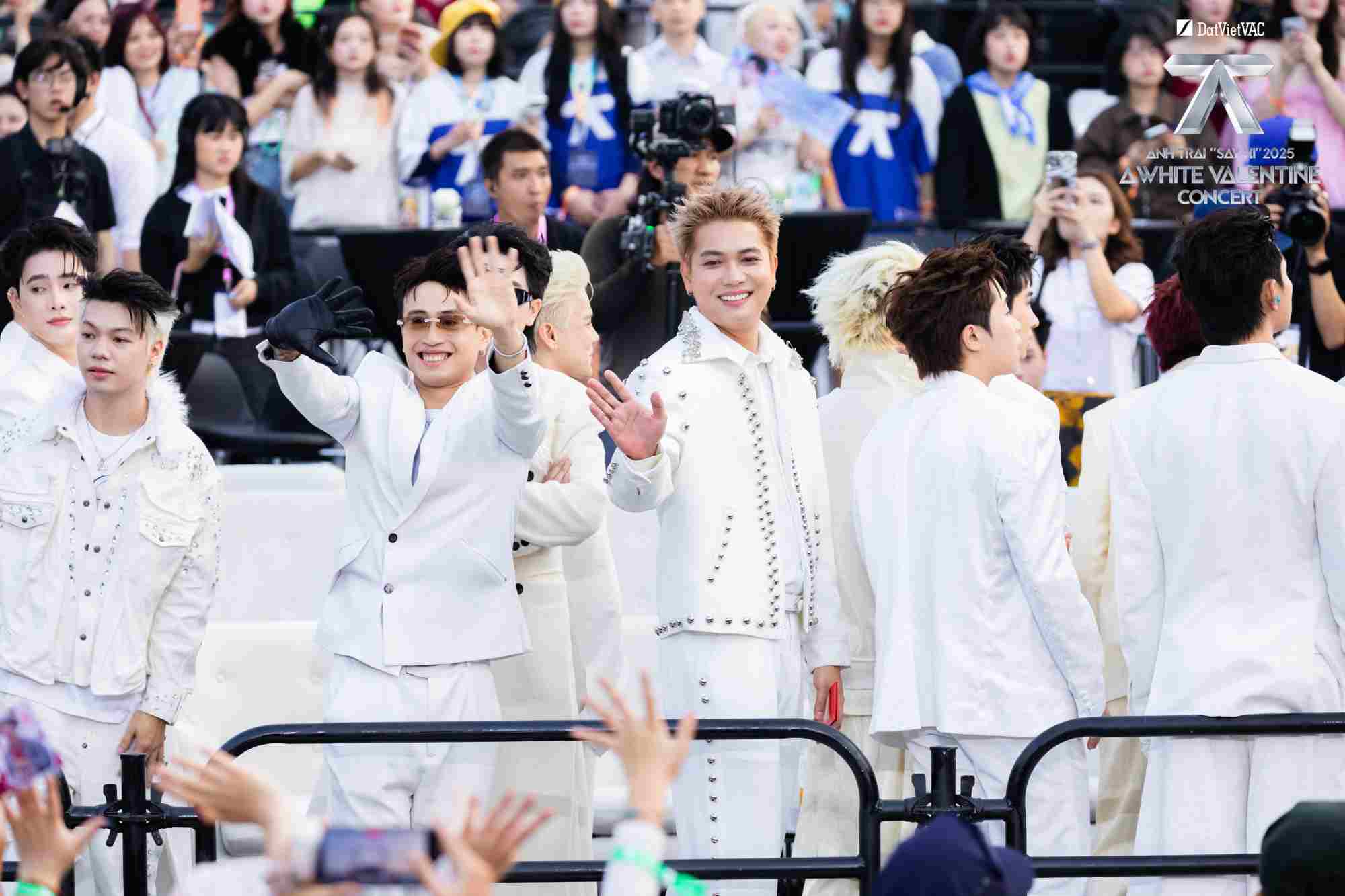 Các Anh trai say hi giao lưu cùng khán giả. Ảnh: BTC