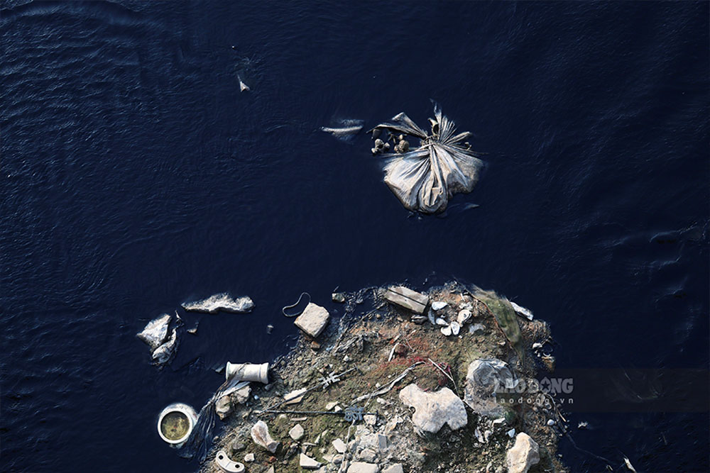 dòng nước đen chảy chậm