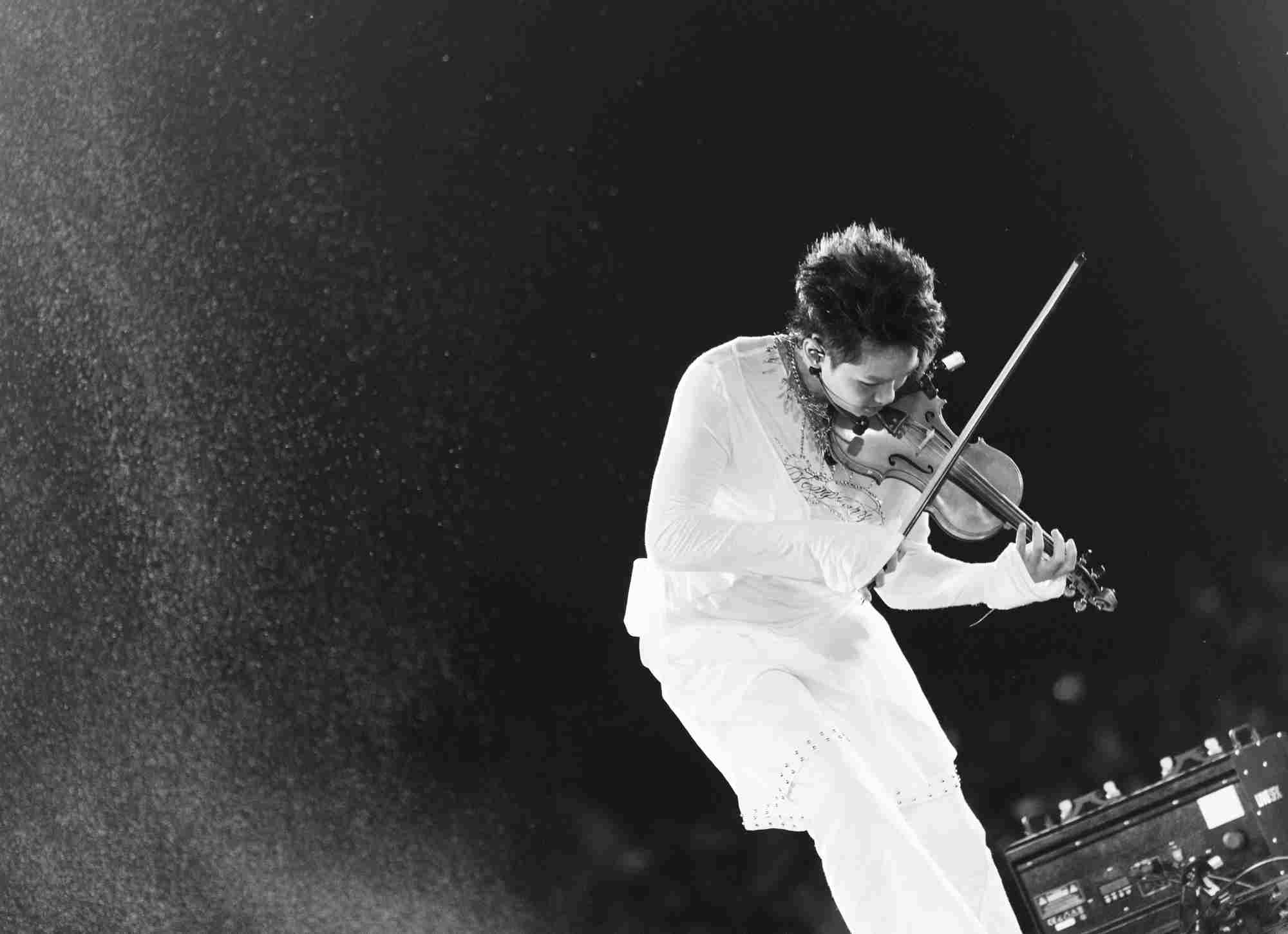 Đêm nhạc bùng nổ với màn trình diễn “Vũ trụ song tấu“. Ảnh: BTC