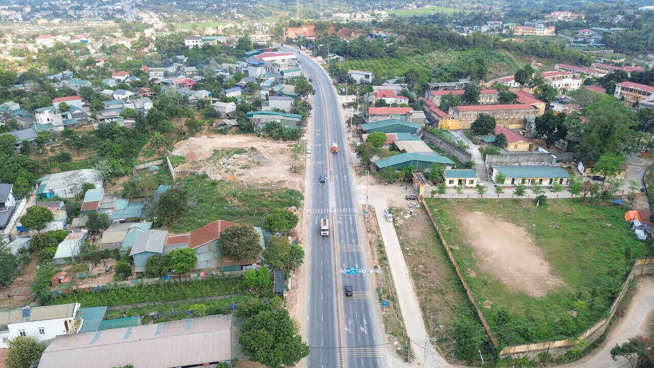 Tuyến đường 6 làn xe được đầu tư gần 500 tỉ đồng tại cửa ngõ Tây Bắc. Ảnh: Minh Chuyên