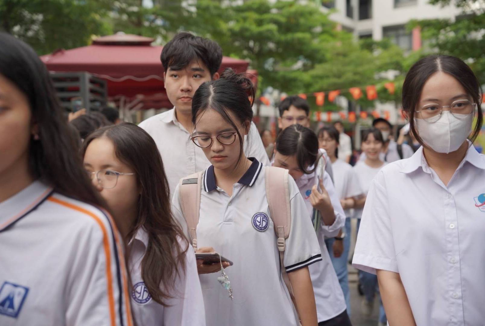 Bên cạnh việc ôn tập cho kỳ thi tốt nghiệp, nhiều học sinh lớp 12 đồng thời phải chú ý đến kết quả học tập trên lớp khi sử dụng phương thức xét học bạ trong kỳ tuyển sinh đại học 2026. Ảnh: Vũ Linh