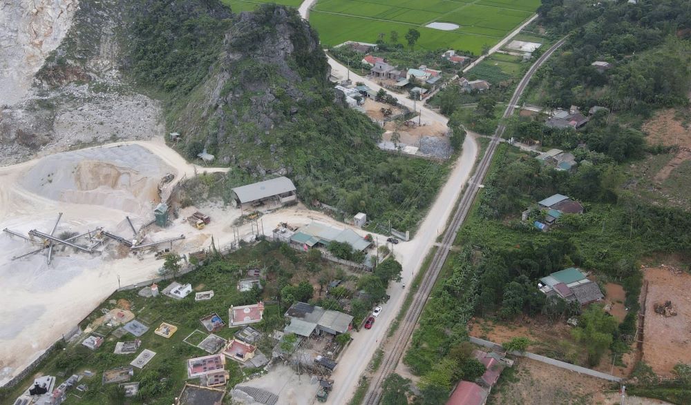 Mỏ đá của Công ty cổ phần 207 nằm sát khu dân cư. Ảnh: Thanh Trung