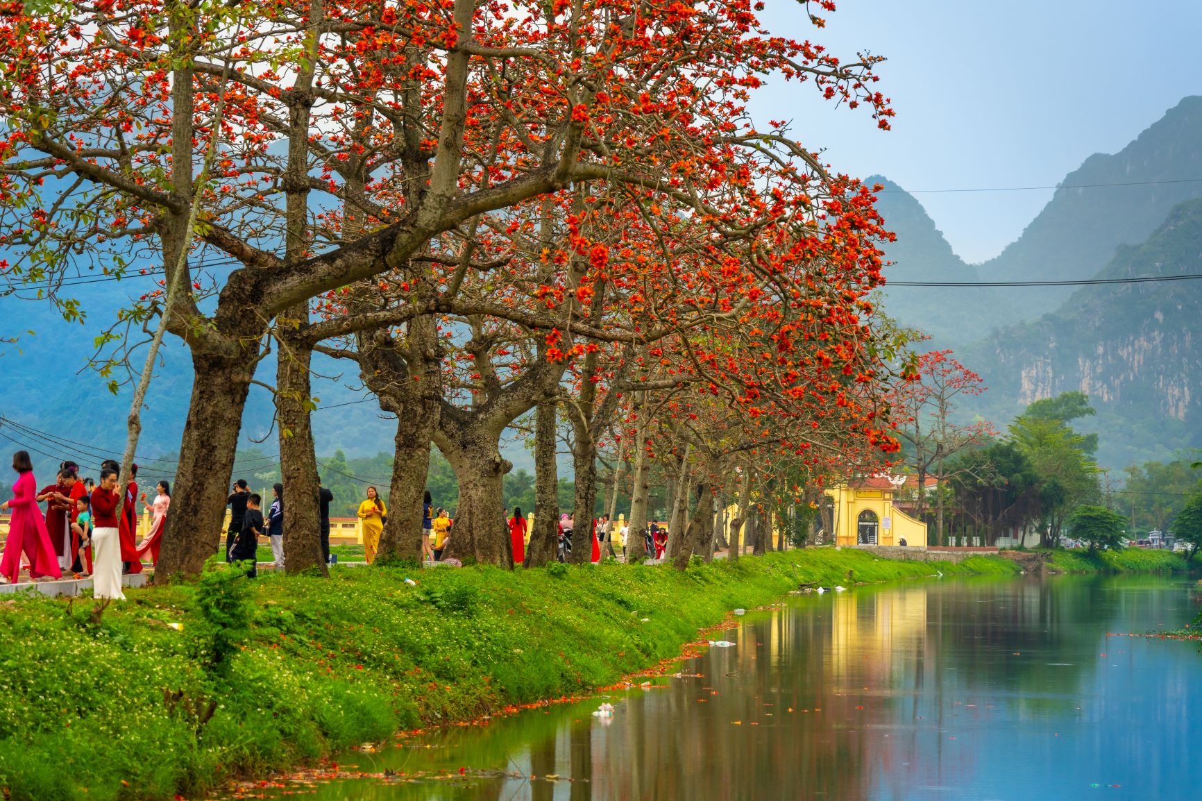 Trong chuyến du xuân miền Bắc mùa hoa gạo, anh Vũ Khoa không chỉ ở trung tâm thủ đô mà còn lang thang các vùng quê ngoại ô như thôn Đoan Nữ, xã Hồng Sơn. Thôn nằm cách trung tâm Hà Nội khoảng 50km có thể di chuyển đi và về trong ngày.