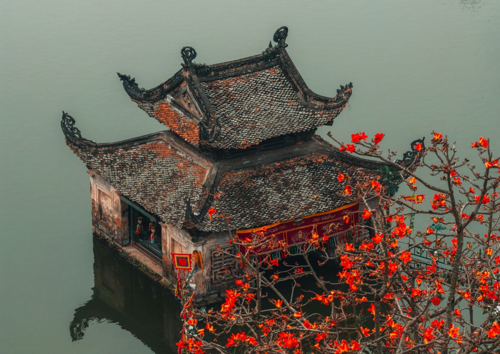 Một địa điểm không thể bỏ qua khi tới mùa hoa gạo Hà Nội là khuôn viên chùa Thầy ở xã Quốc Oai, cách trung tâm thành phố khoảng 25km, chỉ tốn 40 phút di chuyển.