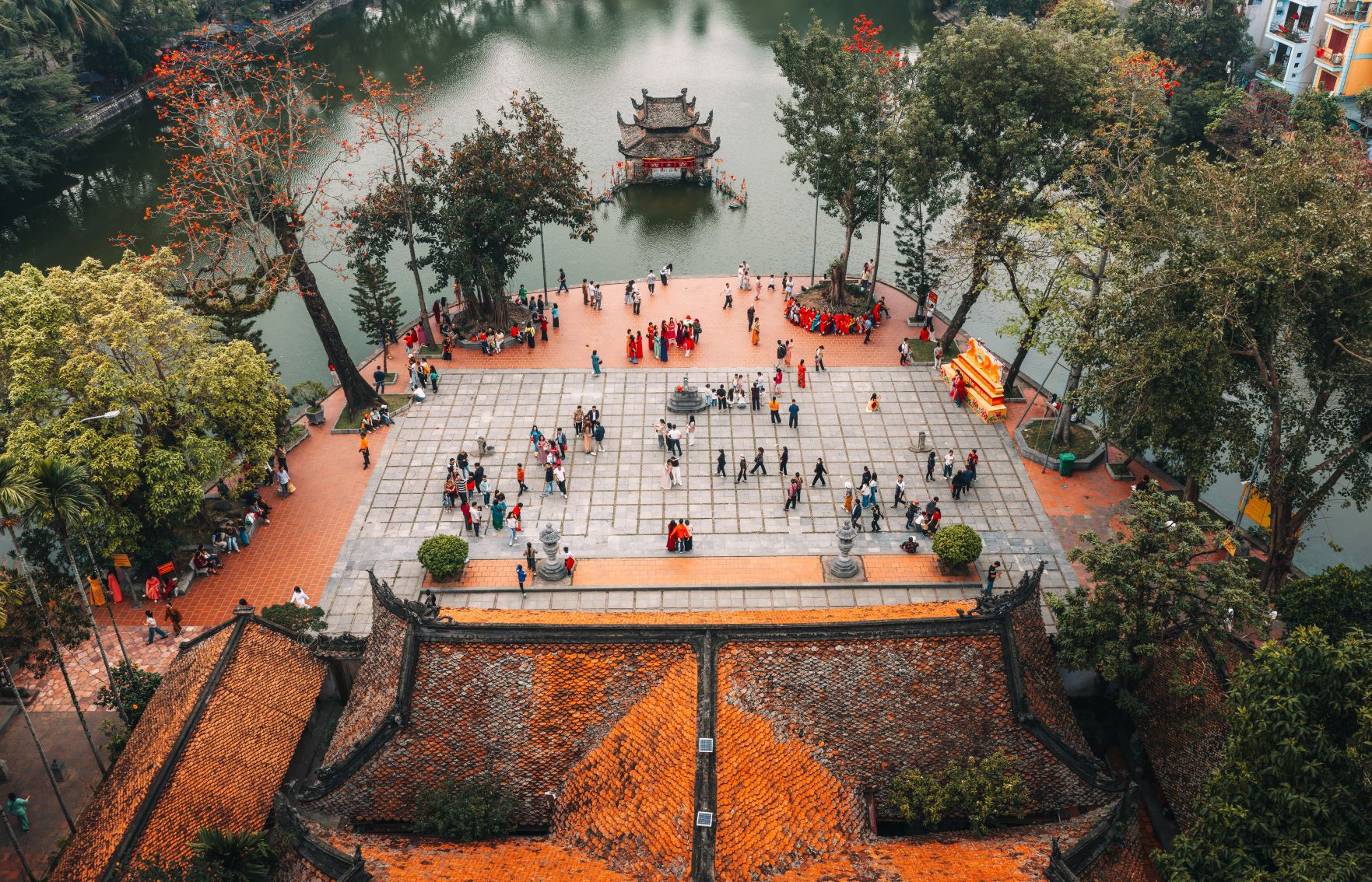 Khuôn viên chùa Thầy những ngày này rộn ràng bước chân du khách tới tham quan, vãn cảnh và chụp ảnh với các cây gạo cổ thụ. Chùa Thầy là một trong những chùa cổ nhất Việt Nam, nổi bật với thủy đình giữa hồ Long Trì, nơi biểu diễn múa rối nước vào dịp lễ hội.