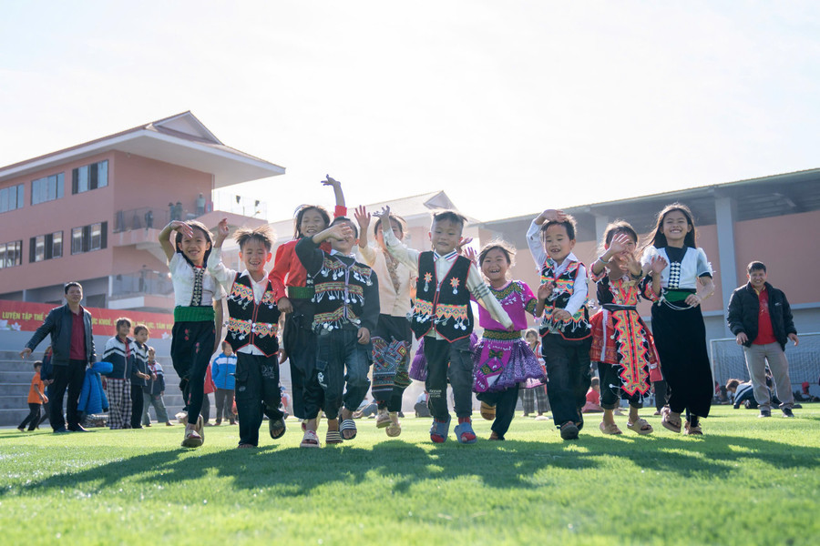 Học sinh vui tươi trong ngày khánh thành công trình Trường nội trú TH&THCS Si Pa Phìn, tỉnh Điện Biên (Hình minh họa).