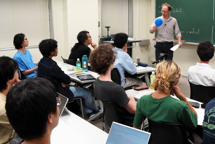 Một tiết học bằng tiếng Anh tại Đại học Nagoya, Nhật Bản.