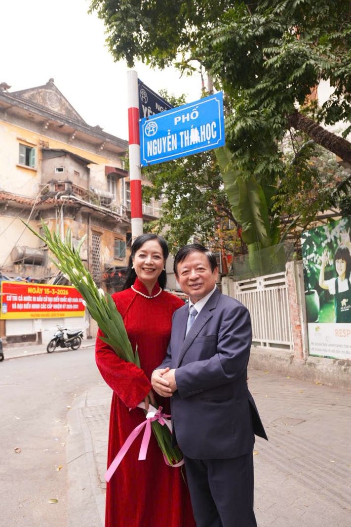 Vợ chồng NSƯT Chiều Xuân và nhạc sĩ Đỗ Hồng Quân chụp hình kỷ niệm bên góc phố Nguyễn Thái Học. Ảnh: Nhân vật cung cấp