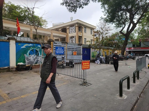 UBND phường Kim Liên đã triển khai lắp đặt rào chắn vỉa hè tại khu vực trước cổng Trường THCS Đống Đa. Ảnh: Minh Hạnh