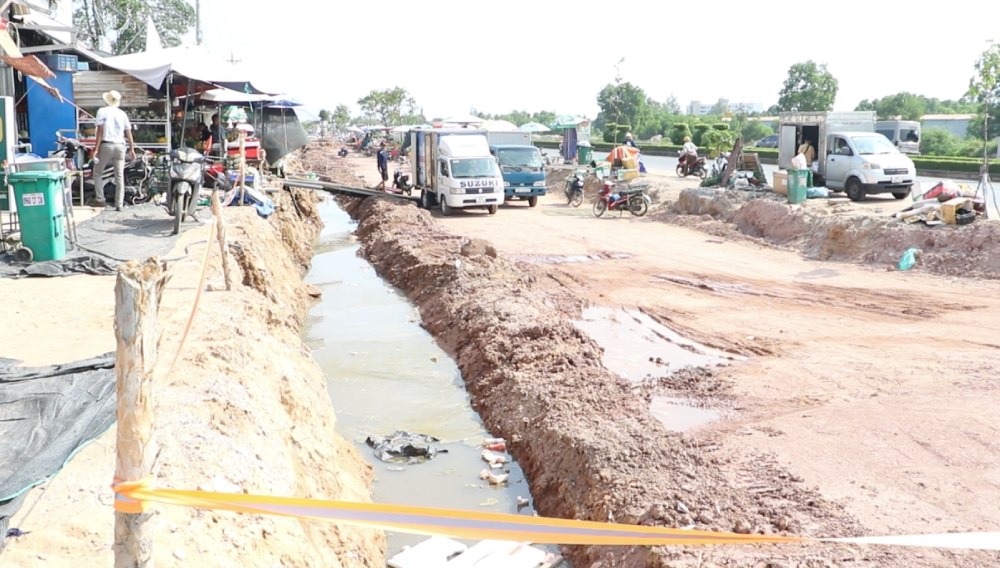 Đối với tuyến ĐT.975, công tác giải phóng mặt bằng đang được triển khai song song với thi công. Ảnh: Nam Phương