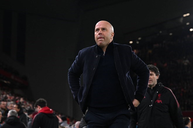 Sự nghi ngờ lại bủa vây Arne Slot.  Ảnh: AFP