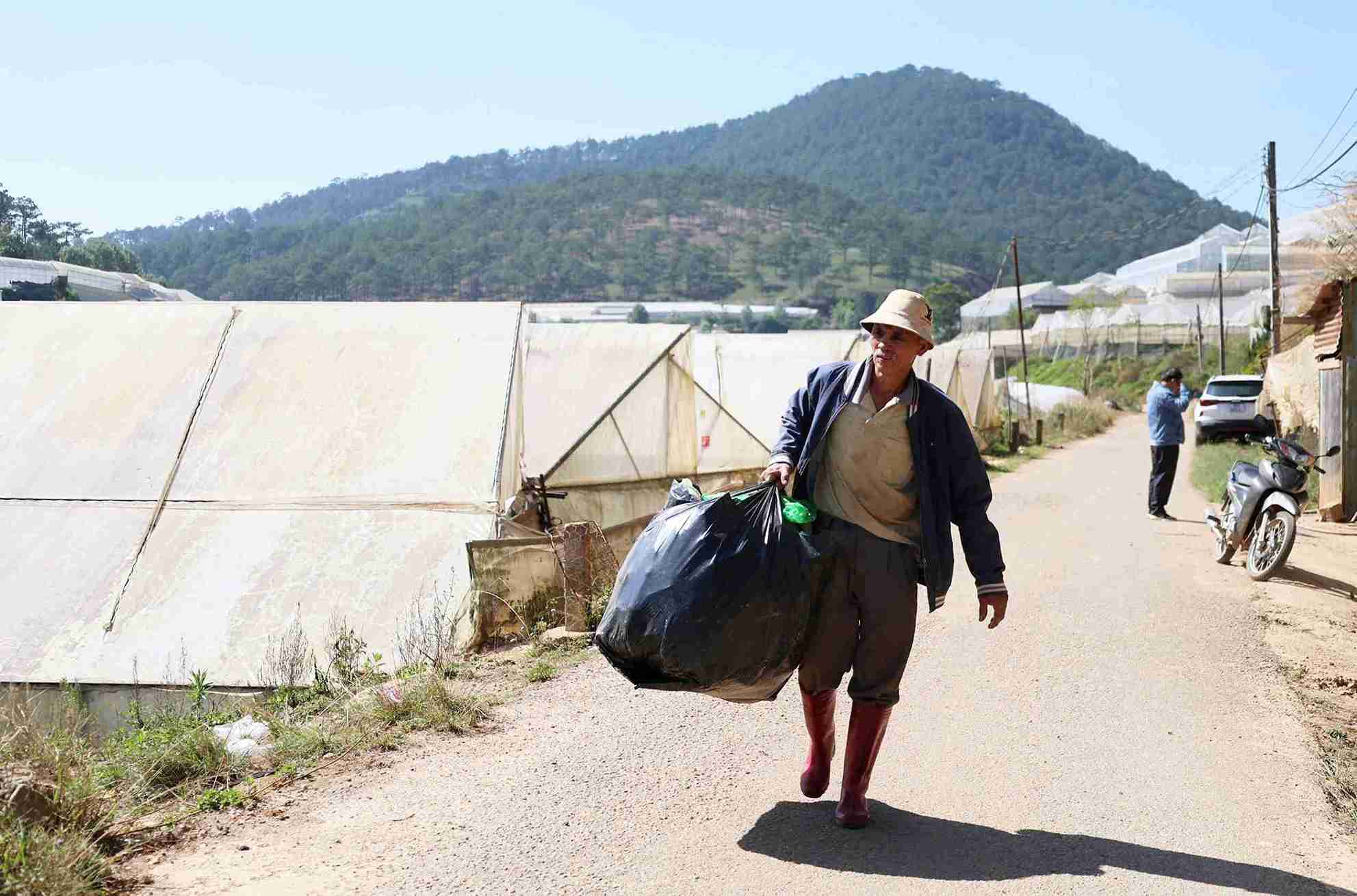 Khâu thu gom bao bì, chai lọ phân bón, thuốc BVTV tại nhiều địa phương trên địa bàn tỉnh Lâm Đồng đang bị gián đoạn. Ảnh: Phúc Khánh