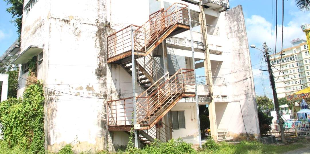 Một góc Nhà Thiếu nhi cơ sở 2 tại Bạc Liêu đã xuống cấp. Ảnh: Nhật Hồ.