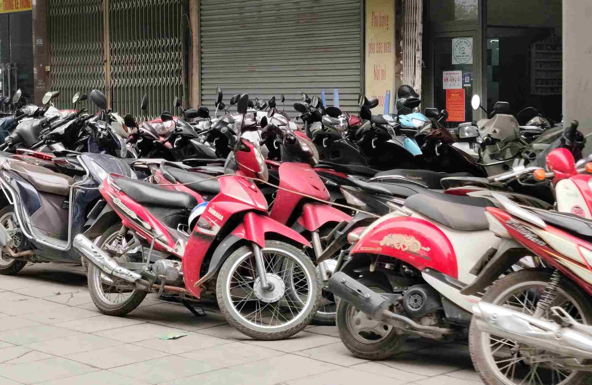 Bãi giữ xe trái phép, lấn chiếm vỉa hè. Ảnh: Tiến Viên