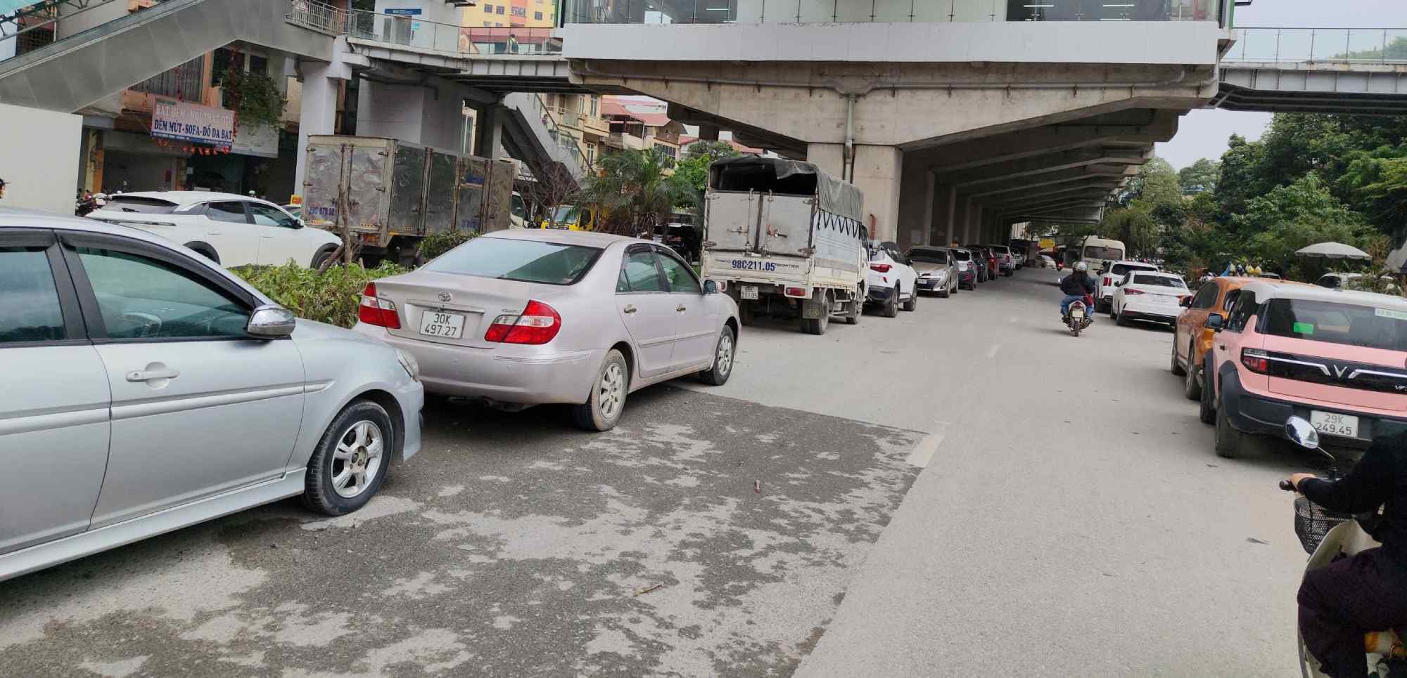 Bãi giữ xe trái phép hoạt động suốt thời gian dài nhưng việc xử lý chỉ như “bắt cóc bỏ đĩa”. Ảnh: Tiến Viên