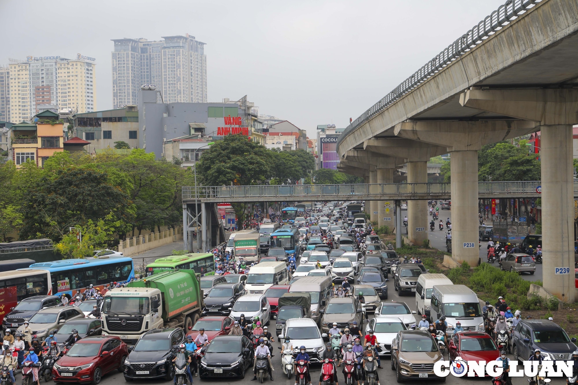 Ùn tắc giao thông tại Hà Nội vẫn diễn biến phức tạp.