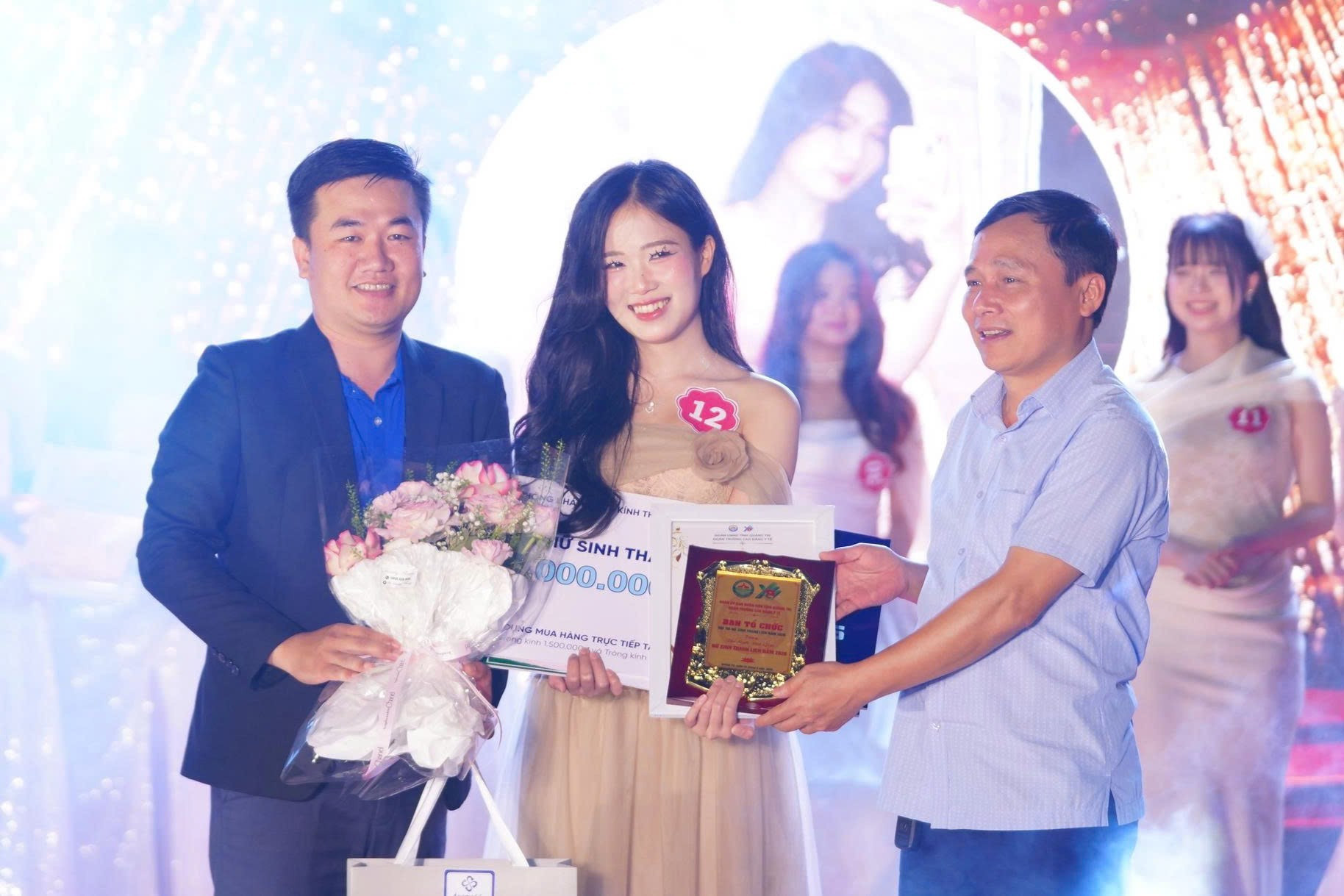 Ban tổ chức trao giải cho Hoa khôi Đinh Nữ Phương Uyên (lớp Điều dưỡng K4D).