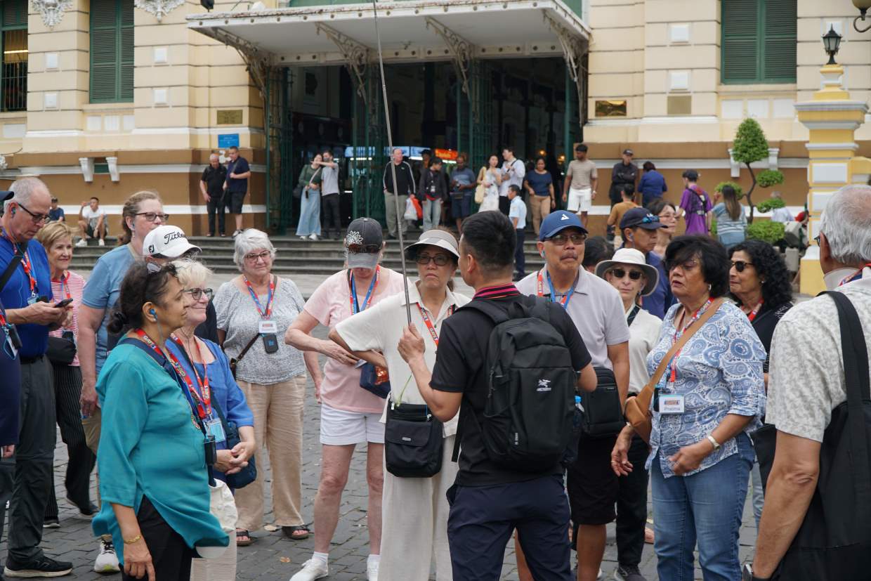 Khách quốc tế tham quan TPHCM. Ảnh: Thanh Chân